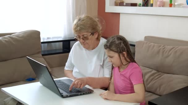 Liten Flicka Lär Sin Mormor Att Arbeta Bärbar Dator Social — Stockvideo