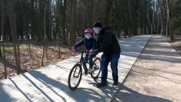 Een Vader Leert Zijn Dochter Fietsen Een Stadspark Dragen Beschermende — Stockvideo