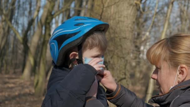 Mère Met Masque Médical Casque Pour Son Fils Avant Faire — Video