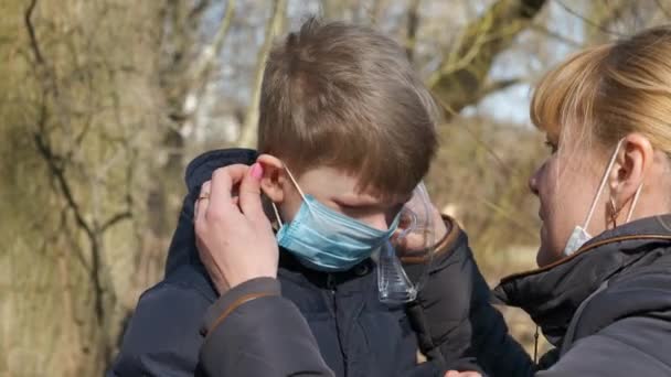 Mor Sätter Sig Medicinsk Mask För Sin Son Innan Cykling — Stockvideo
