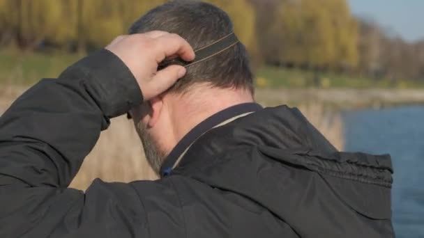 Uomo Barbuto Mette Respiratore Sul Lago Nel Parco Concetto Protezione — Video Stock