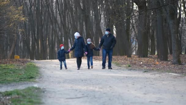 Aile Baba Anne Oğul Kız Baharda Sağlık Maskeleriyle Parkta Yürüyorlar — Stok video