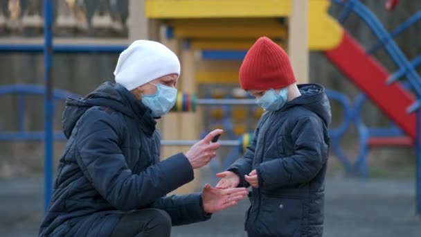 Hand Sanitizer Public Place Mother Medical Mask Splashes Product Child — Stock Video