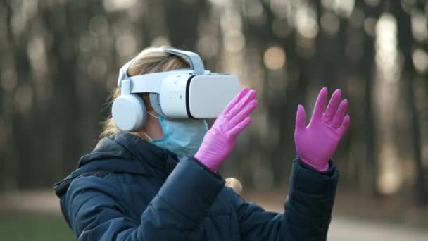 Mädchen Mit Medizinischer Maske Und Virtueller Digitaler Brille Der Virtuellen — Stockvideo