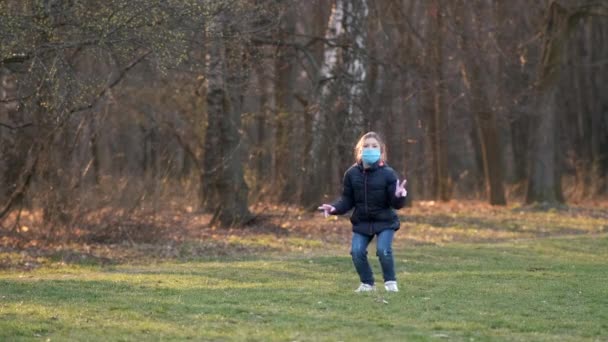 Ein Kleines Mädchen Medizinischer Maske Hüpft Einem Quellpark Zeitlupe Das — Stockvideo