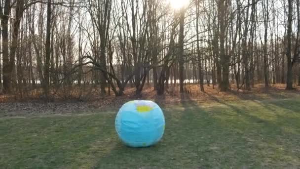 Una Bola Inflable Grande Planeta Tierra Con Una Máscara Médica — Vídeos de Stock