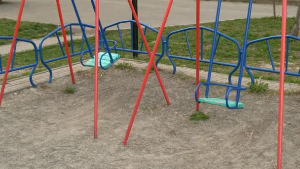 Lege Kinderen Speeltuin Park Het Centrum Van Stad Tijdens Quarantaine — Stockvideo