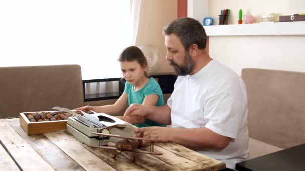 Γενειοφόρος Μπαμπάς Δείχνει Στα Παιδιά Παλιά Παιχνίδια Whirligig Άβακα Αεροπλάνο — Αρχείο Βίντεο