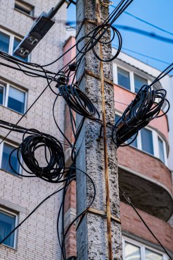 İletişim için fiber optik kablo koşumu beton bir sütuna ağırlık verir. Haberleşme ve İnternet.
