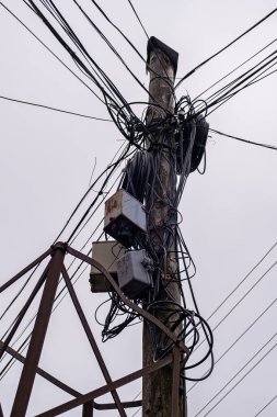 İletişim için fiber optik kablo koşumu beton bir sütuna ağırlık verir. Haberleşme ve İnternet.