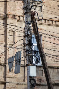 İletişim için fiber optik kablo koşumu beton bir sütuna ağırlık verir. Haberleşme ve İnternet.