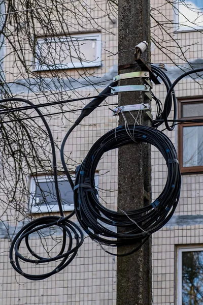 Arnés Cable Fibra Óptica Para Comunicación Pesa Sobre Una Columna —  Fotos de Stock
