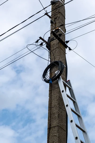 Faisceau Câbles Fibre Optique Pour Communication Pèse Sur Une Colonne — Photo