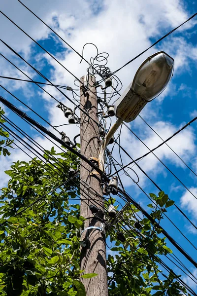 Faisceau Câbles Fibre Optique Pour Communication Pèse Sur Une Colonne — Photo