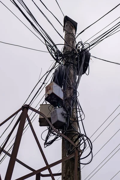 Faisceau Câbles Fibre Optique Pour Communication Pèse Sur Une Colonne — Photo