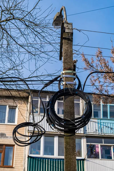 Auf Einer Betonsäule Lastet Ein Glasfaserkabel Für Die Kommunikation Telekommunikation — Stockfoto
