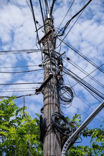 Faisceau Câbles Fibre Optique Pour Communication Pèse Sur Une Colonne — Photo