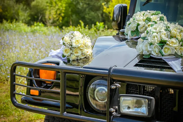 Prachtige Bruiloft Boeket Motorkap Van Een Jeep — Stockfoto