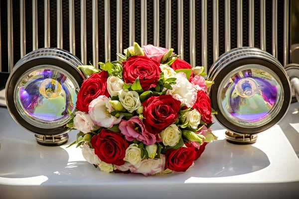Ucrânia Vinnitsa Ago 2017 Buquê Casamento Entre Faróis — Fotografia de Stock