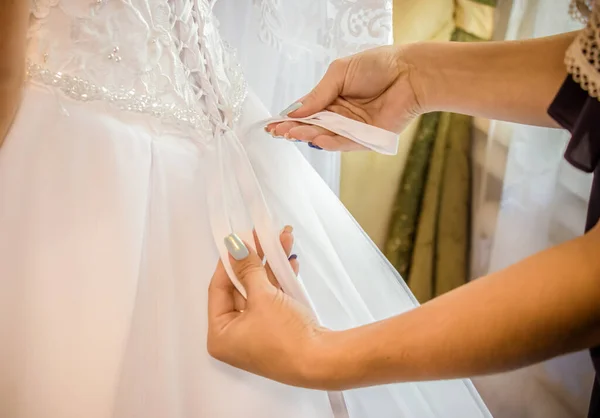 Brautjungfernkleider Braut Für Den Hochzeitstag Brautjungfer Hilft Mit Einem Weißen — Stockfoto