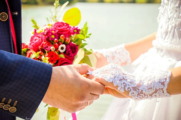 Noiva Noivo Que Mantêm Mãos Contexto Água — Fotografia de Stock