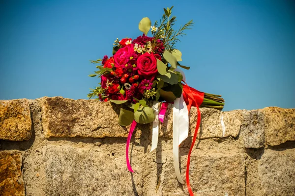 Prachtige Bruiloft Boeket Een Stenen Muur Achtergrond Van Blauwe Lucht — Stockfoto