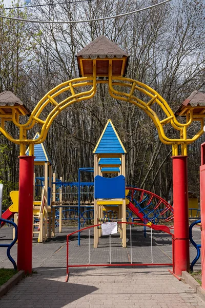 Parque Infantil Vacío Centro Ciudad Durante Cuarentena Debido Amenaza Del —  Fotos de Stock