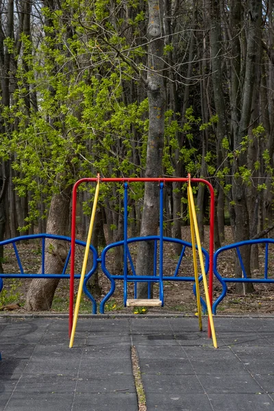 Columpio Los Niños Vacíos Patio Recreo Primavera Durante Cuarentena Debido —  Fotos de Stock