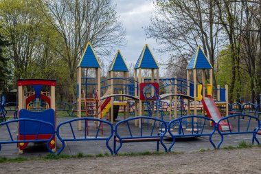 Coronavirus, nam-ı diğer Covid-19 virüsü tehdidi nedeniyle karantina sırasında şehir merkezindeki boş çocuk parkı. Olağanüstü hal