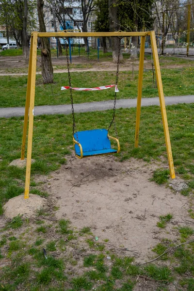 Balançoire Pour Enfants Fermée Enveloppée Dans Ruban Alarme Pour Quarantaine — Photo