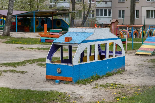 Boş Bir Oyun Parkındaki Mavi Tramvayın Düzeni Koronavirüs Salgını Sırasında — Stok fotoğraf