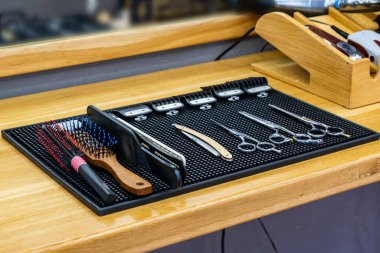 berber aletleri ahşap rafta ve ayna berber dükkanında..