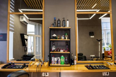 Ukrayna, Vinnitsa, 20 Ağustos 2019, ul. Ovodova 22. Büyük Berber Dükkanı. Aynalı bir saç kesimi için yer.