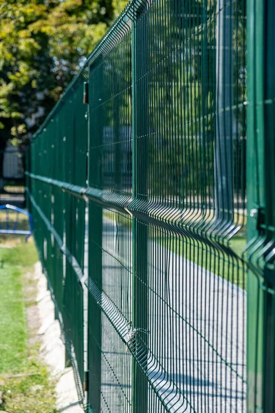 Χαλύβδινος Φράχτης Του Γηπέδου Ποδοσφαίρου Μεταλλικό Σύρμα Φράχτη Γρασίδι Στο — Φωτογραφία Αρχείου
