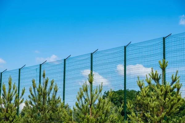 Acélrács Kerítés Készült Drót Kék Háttér Szekciós Kerítésberendezés — Stock Fotó