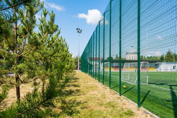 Χαλύβδινος Φράχτης Σύρμα Φόντο Μπλε Ουρανού Τομεακή Εγκατάσταση Περίφραξης — Φωτογραφία Αρχείου