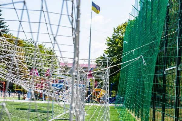 Ποδόσφαιρο Δίχτυ Στο Πίσω Μέρος Και Δίχτυ Για Την Αλίευση — Φωτογραφία Αρχείου