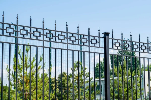 Acélrács Kerítés Készült Drót Kék Háttér Szekciós Kerítésberendezés — Stock Fotó