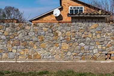 Taş çit dekoratif eski büyük taşlardan yapılmıştır..