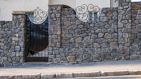 Kapısı olan güçlü taş bir çit..