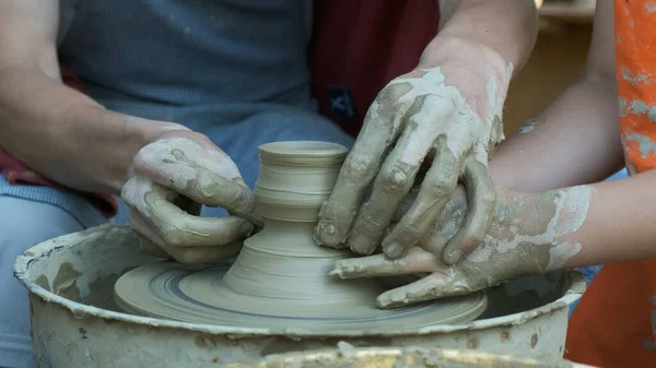 Master Potter Teaches Child Make Clay Jug Modern Potter Wheel — Stock Photo, Image