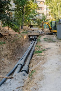 Çukurdaki eski boruların yenileriyle değiştirilmesi.