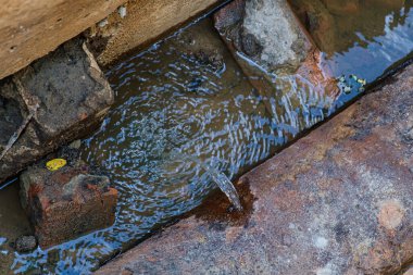 Çukurdaki eski sızdıran borular. Boru yenileme hazırlığı.