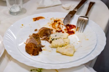 Restoran masasındaki artık yemekler ve kirli tabaklar. Partiden sonra kalan artıklar..