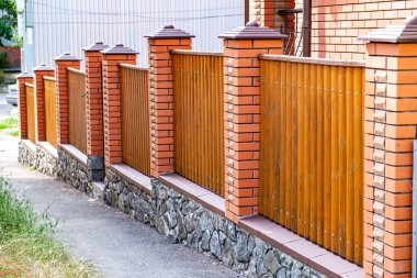 Tuğlalı modern ahşap çit