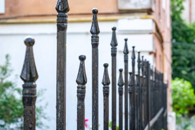 Metal moda çitleri. Dekoratif işlemeli demir çit..