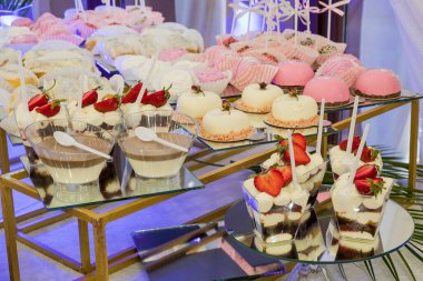 Kek çubukları tabakta fiyonklarla süslenmiş. pembe şeker..