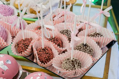 Açık büfede leziz tatlılar. Masada bir sürü renkli tatlı var..