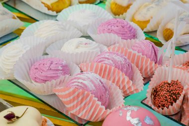 Açık büfede leziz tatlılar. Masada bir sürü renkli tatlı var..