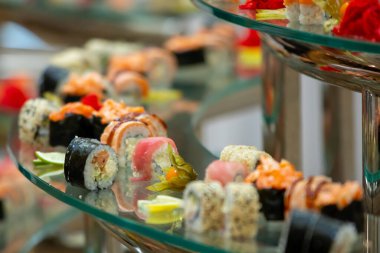 Çok çeşitli taze suşi ruloları. Ortasına odaklan. yemek servisi..